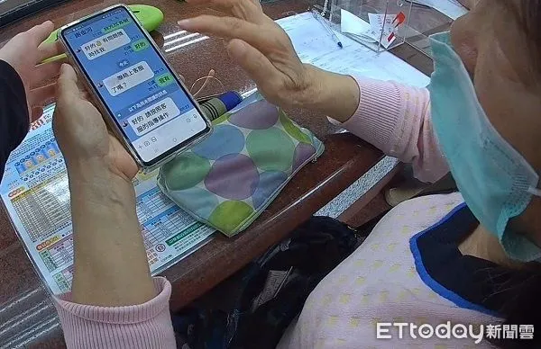 ▲劉姓婦人收到詐團指示前往郵局滙款5萬元。(圖/龜山警分局提供)