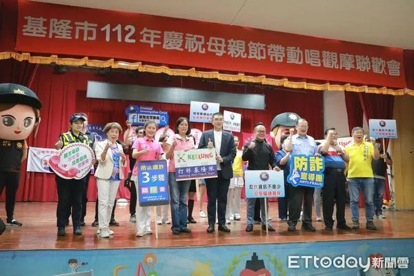 ▲母親節帶動唱大會 謝國樑與婦女熱舞歡度佳節。(圖/記者郭世賢翻攝)