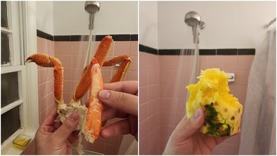美國男子邊淋浴「邊嗑蟹腿、鳳梨」　新型浴室吃播狂吸5.6萬粉