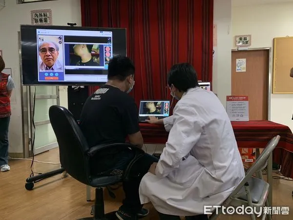 ▲▼遠傳電信透過5G通訊結合遠距診療雲端服務平台,圖為南投縣仁愛鄉衛生所醫師與遠端埔里基督教醫院專科醫師現場即時傳輸高畫質醫學影像,呈現皮膚科遠距問診情況。(圖/記者陳世昌攝)
