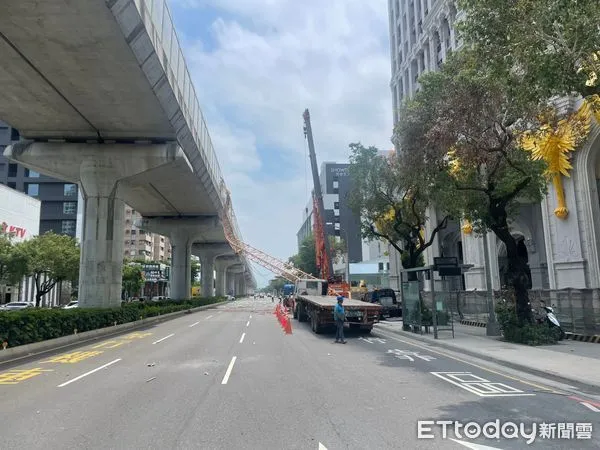 ▲台中捷運遭鐵架插入。(圖/民眾提供)