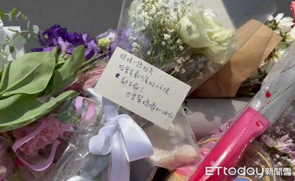 ▲▼ 台南女童車禍現場擺滿玩具、鮮花 。(圖/記者林悅翻攝)
