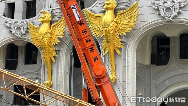 ▲大樓外觀有形式鳥的拱墓造型。(圖/記者許權毅攝)