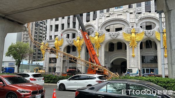 ▲大樓外觀有形式鳥的拱墓造型。(圖/記者許權毅攝)