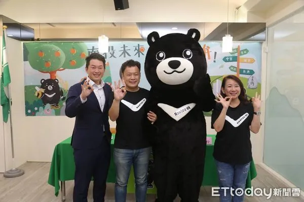 ▲民進黨蔡銘軒(左2)挑戰國民黨馬文君立委連霸之路,3Q哥陳柏惟(左)力挺。(圖/蔡銘軒服務團隊提供)