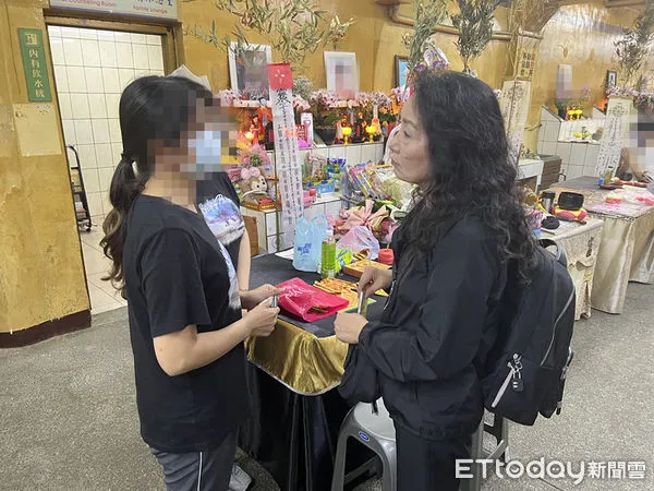 ▲中華民國兒童權益促進協會創會理事長王薇君(右),11日中午到台南3歲女童靈位向家屬表達關懷哀悼之意,同時代轉交通部長王國材的口信,向家屬表達道歉與改革的決心。(圖/民眾提供)