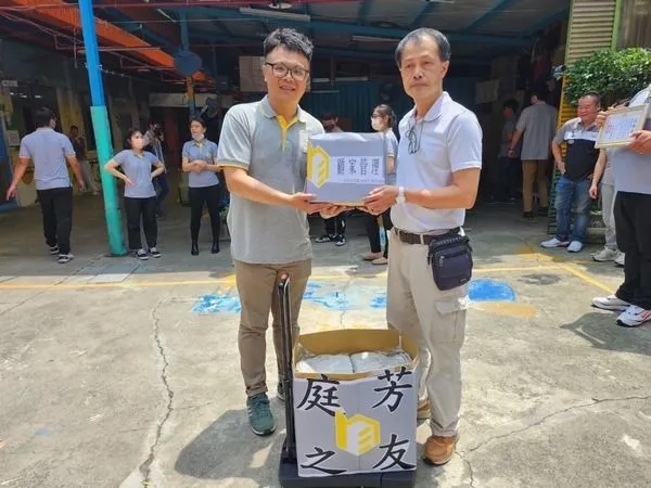 ▲顧家管顧捐贈物資及經費,支持庭芳教養院。
