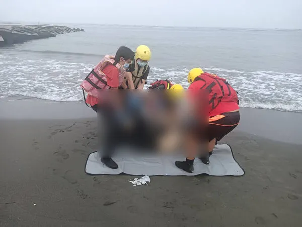 ▲▼台南黃金海岸發現浮屍。(圖/記者林東良翻攝)