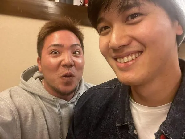 山川穗高(左)形象搞笑,經典賽期間跟二刀流球星大谷翔平(右)合影引發討論。(翻攝自推特@AGU1123)