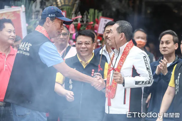 ▲新北市長侯友宜、郭台銘前往板橋慈惠宮參拜。(圖/記者林敬旻攝)