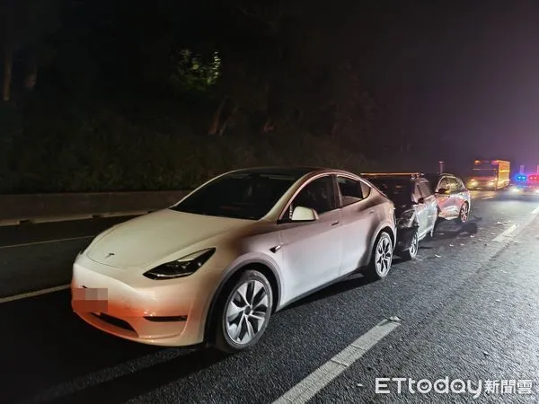 ▲國一108K深夜事故 特斯拉遭後方追擊…3車黏成一串。(圖/記者陳凱力翻攝)