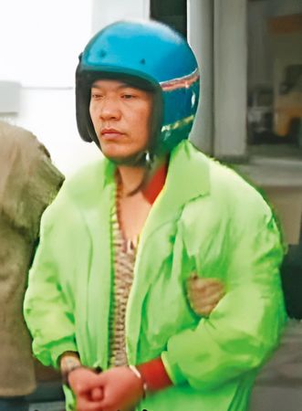 警方根據現場遺留腳印和商店標籤,循線逮捕凶手廖明德。(東森新聞提供)