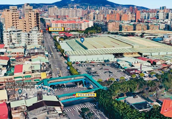 女學生刺頸案事發天橋與發生街友分屍案的校園工地,僅相距400公尺。(翻攝Google Maps)