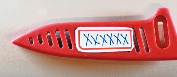 警方在分屍案現場查獲一個水果刀鞘,上頭的商店標籤成為破案關鍵。(示意畫面,東森新聞提供)