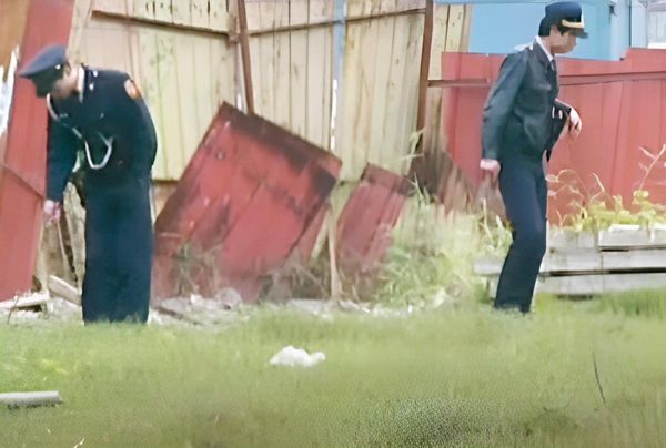 警方封鎖國小工地分屍案現場,進行地毯式的搜索採證。(東森新聞提供)