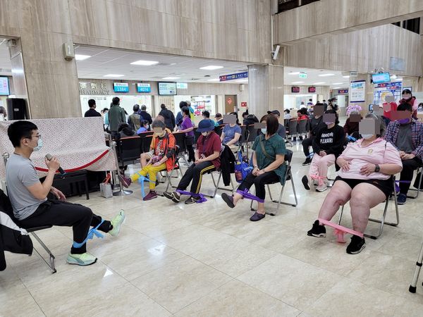 ▲▼腦中風病友聯誼會帶病友進行彈力帶訓練。(圖/部立台北醫院提供)