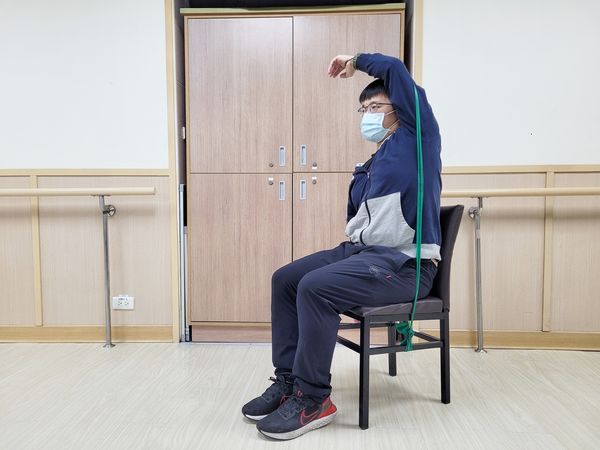▲▼以彈力帶進行上肢患側訓練示範。(圖/部立台北醫院提供)