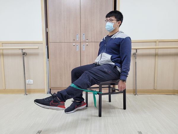 ▲▼以彈力帶進行下肢患側訓練示範。(圖/部立台北醫院提供)