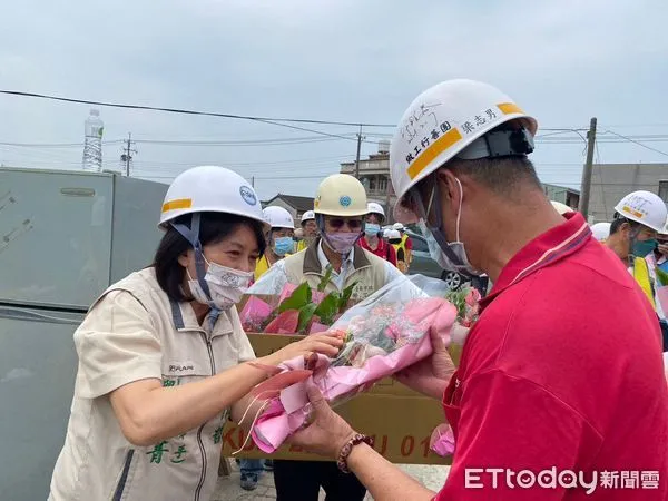 ▲台南做工行善團14日母親節,前往學甲區完成第211戶房屋修繕相關作業,市長夫人劉育菁女士,特別代表黃偉哲市長帶來康乃馨慰勞志工。(圖/記者林悅翻攝,下同)