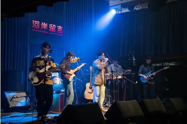 圖一:世新廣電系第29屆畢業展《寶島映画》由專輯展打頭陣,8組學生樂團在西門河岸留言連演6個小時,圖為專輯組「新草莓樂隊」。(圖/世新大學提供)