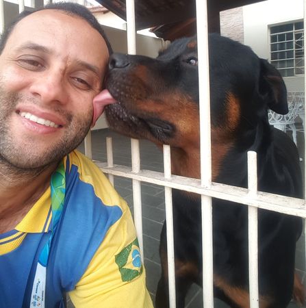 巴西愛狗狗的郵差。（圖／翻攝自臉書Carteiro Amigo dos Animais）