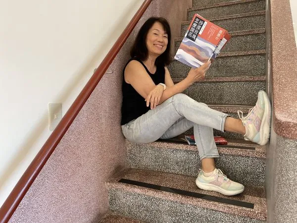 ▲▼龍應台寫作40年來首部演講集,集結成上下2冊《沙漠玫瑰,怎麼開花》和《因為殘酷,所以傾聽》由時報文化出版。(圖/翻攝Facebook/龍應台 - Lung Yingtai )