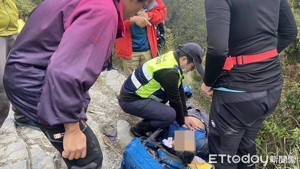 ▲▼男子倒地昏迷失去呼吸心跳,警消電擊4次並持續CPR急救。(圖/記者王兆麟翻攝,下同)