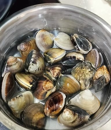 ▲▼買蛤蜊驚見「偷渡客」 網驚:賺到了。(圖/翻攝自Facebook/我愛全聯-好物老實説)