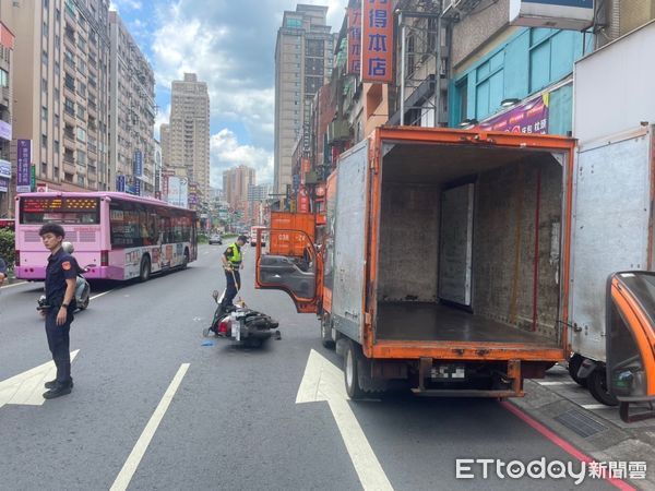 ▲新北市新店區物流車車禍。(圖/記者陳以昇翻攝,下同)