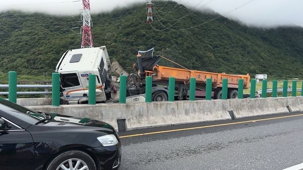 ▲▼ 台9線和平段大貨車自撞 。(圖/翻攝記者爆料網)