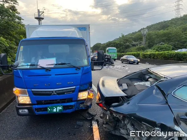 ▲國1南76K清晨事故!2車2小客連環車禍 2駕駛傷送醫。(圖/記者陳凱力翻攝)