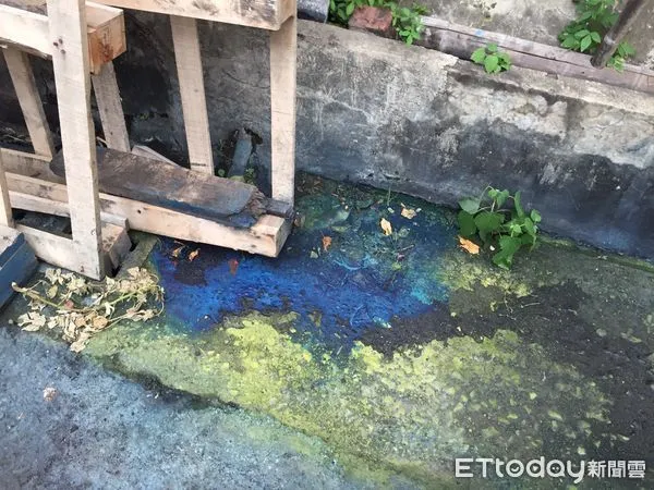 ▲台南市安南區安順大排出現藍色不明排水,環保局獲報後立即派員趕往現場追查,發現為和順工業區內某紙器工廠,清洗不慎打翻之水性顏料而排出,仍法告發。(圖/記者林悅翻攝,下同)