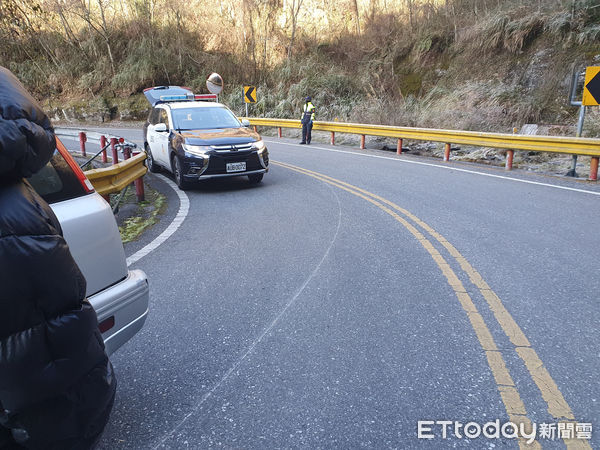 ▲▼新城分局員警趕赴現場以補上輪框螺絲應急方式協助賈男脫困。(圖/新城警分局提供,下同)