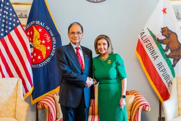 ▲▼游錫堃與裴洛西握手致意。(圖/翻攝自Twitter/@SpeakerPelosi)