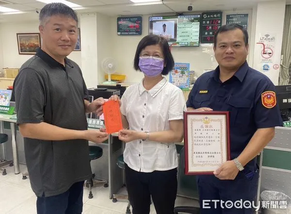 ▲枋寮分局長郭譯隆與義警中隊義刑分隊顧問團團長陳聖泰到銀行頒發感謝狀給機警行員 。(圖/記者陳崑福翻攝)