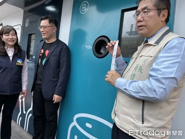 ▲台南市環保局於集過來智慧回收島家樂福安平店前舉辦啟動活動,黃偉哲市長親自主持。(圖/記者林悅翻攝,下同)