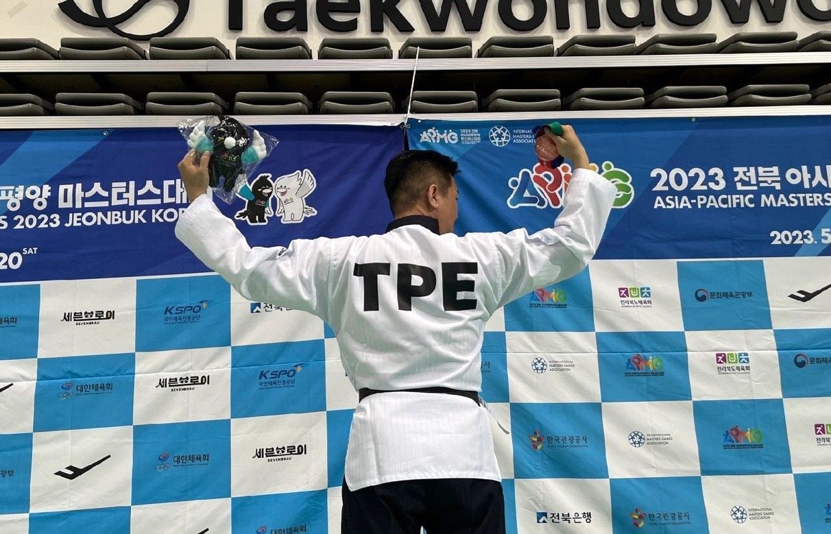 ▲▼台灣選手李東憲「刻意穿TPE」高舉五星旗。（圖／翻攝自微博）