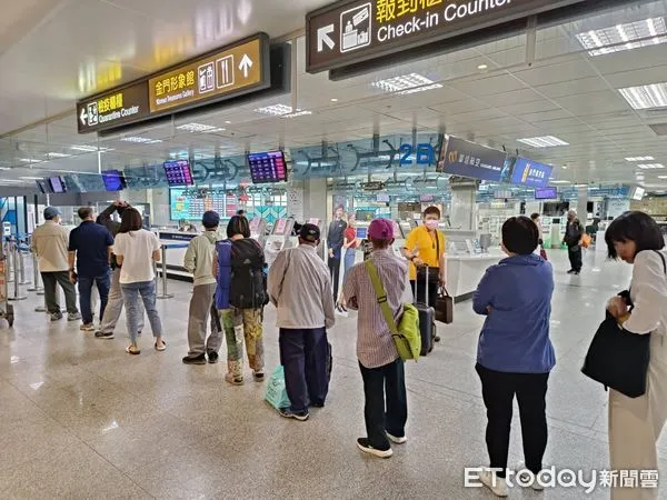 ▲▼金門起霧,機場關場小三通停航。(圖/記者林名揚翻攝)