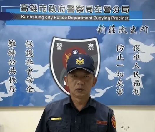 ▲▼高雄父母機車三貼,童站後座還沒戴安全帽,警方將開罰。(圖/記者賴文萱翻攝)