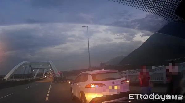 ▲員警急駛巡邏車至太魯閣大橋北端接駁小男童及其家屬。(圖/新城警分局提供,下同)