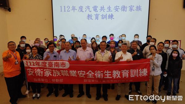 ▲台南市勞工局舉辦「汽電共生安衛家族教育訓練」,邀請南區職業安全衛生中心蔡建成簡任技正講授「堆高機-職災案例與法令說明」。(圖/記者林悅翻攝,下同)