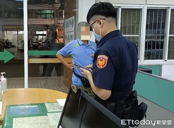 ▲枋寮警分局建興派出所所長李天寶、警員徐育彬撿獲鄭男手機 。(圖/記者陳崑福翻攝)