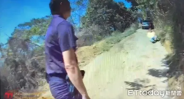 ▲▼被導航誤導!一家人開車環島「受困燕巢泥火山」 慘卡泥濘4小時。(圖/記者賴文萱翻攝)