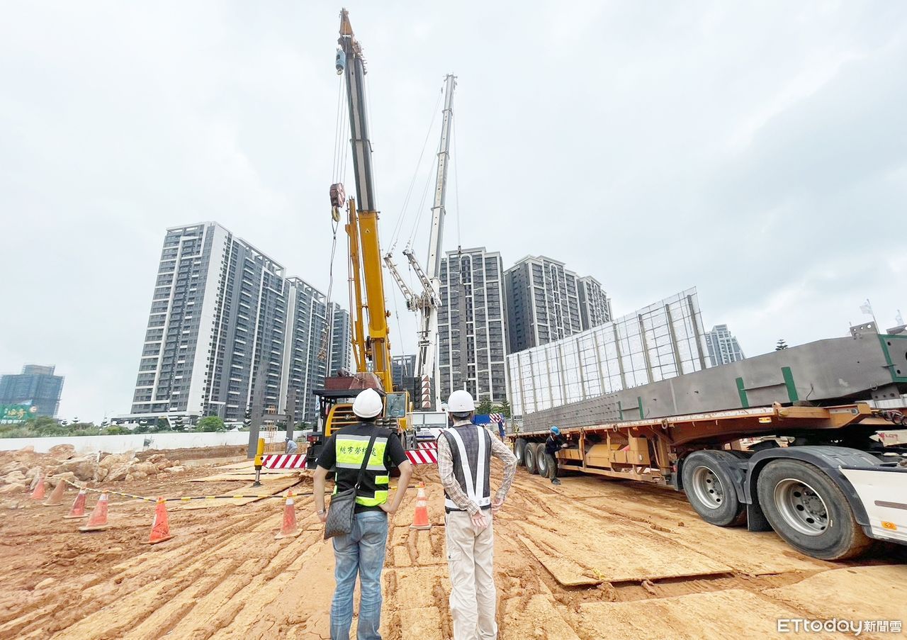 ▲桃園市長張善政今天指出，為避免天坑事件發生，市府提出五大安全措施提升桃園工地安全，圖為勞檢處對捷運A7施工中的大型工程進行勞檢。（資料照，記者沈繼昌翻攝）