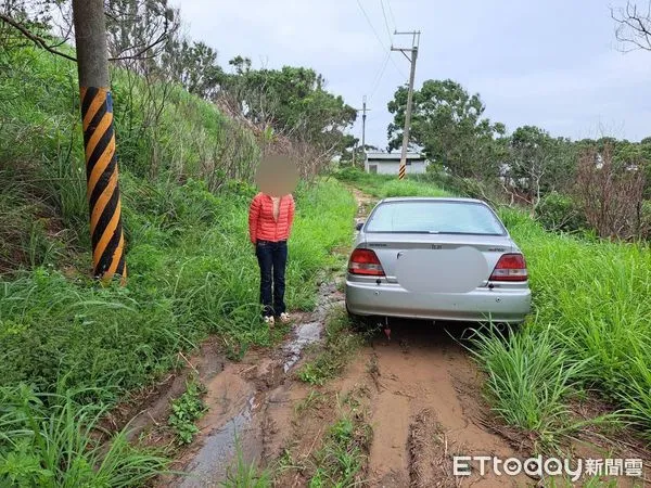 ▲▼新北市余姓女子獨自開車欲前往白沙屯拱天宮參拜,她依GPS導航行駛,竟被導引到山區公墓且車輪陷入泥濘無法動彈。(圖/記者蔡文淵翻攝)