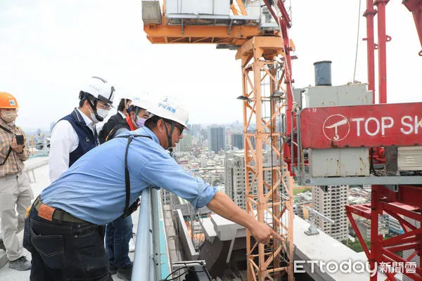 ▲颱風接近釀禍塔吊還沒拆,中市府急要求建商「塔吊防颱加固」。(圖/台中市都發局提供)