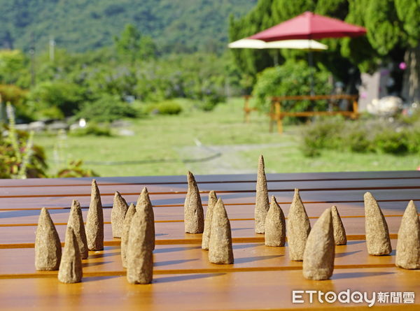 ▲戒治所以附設之武陵咖啡廳累積的咖啡渣做原料有效利用製作成咖啡渣蚊香塔。(圖/東戒所提供,下同)