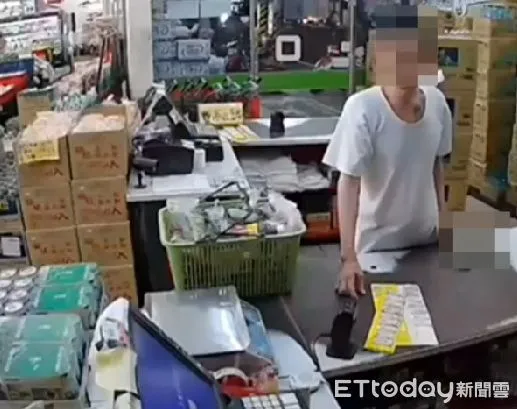 ▲方姓男子因缺錢買酒,竟涉嫌持菜刀到超市強盜財物未遂被捕。(圖/記者林悅翻攝,下同)