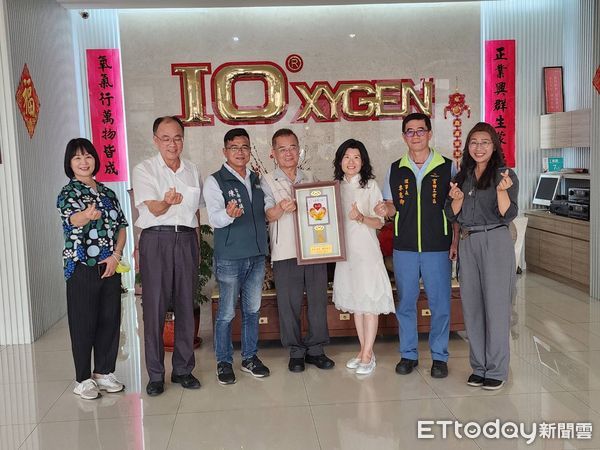 ▲正氧精密科技公司,暗助亡故李姓資深員工遺孤就學多年,勞工局局長王鑫基代表市長黃偉哲,贈匾予該公司總經理蔡佩容。(圖/記者林悅翻攝,下同)