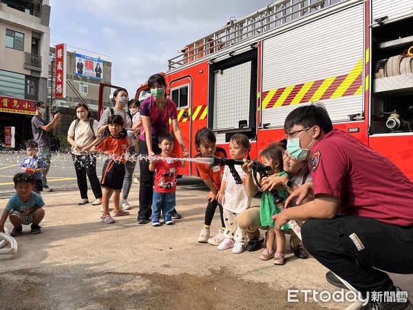 ▲台南市消防局第四大隊善化消防分隊，舉辦「消防小小兵，救災救護我最行」活動，親子從遊戲中獲得防災正確的觀念。（圖／記者林悅翻攝，下同）